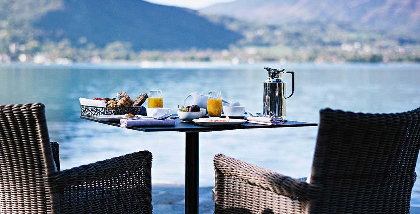 petit-dejeuner-au-bord-du-lac-annecy-auberge-pere-bise-1370x700.jpg