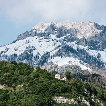 stay between lake and mountains, gift Auberge du Père Bise, Lake Annecy
