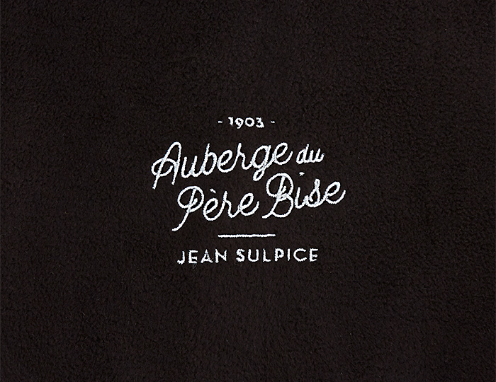 poncho-noir-auberge-du-pere-bise-zoom