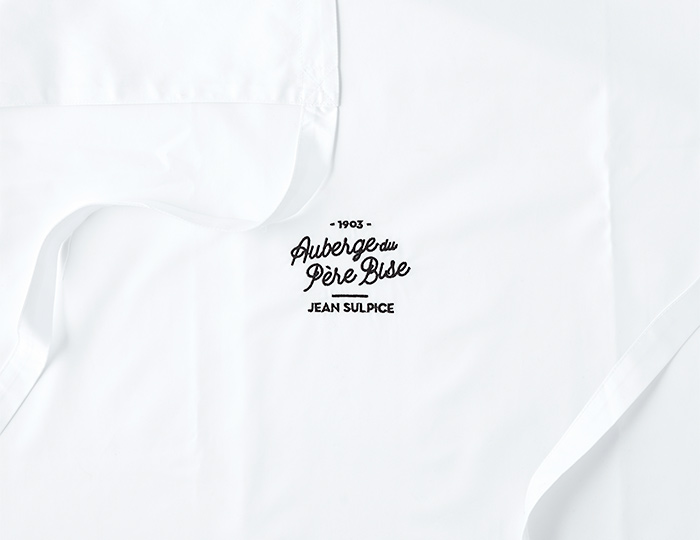 tablier-blanc-auberge-du-pere-bise-zoom