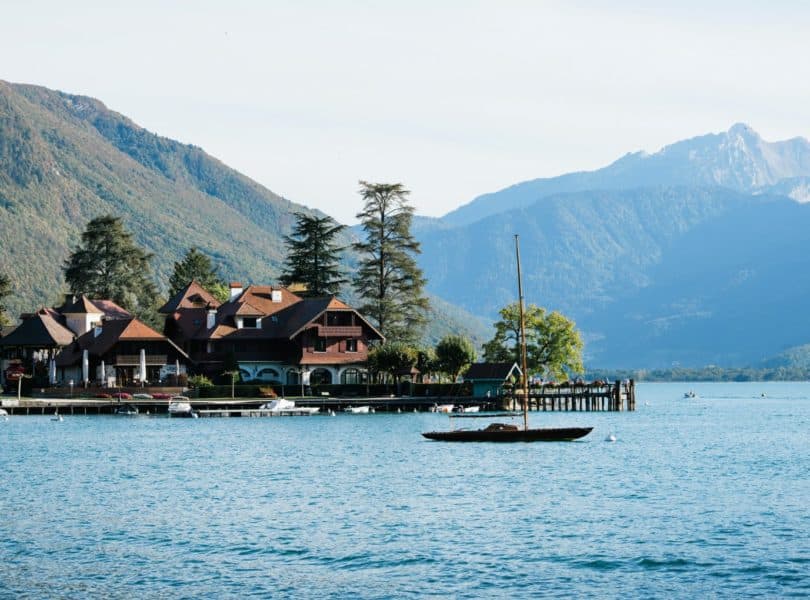 Auberge du Père bise vue depuis le lac d'Annecy