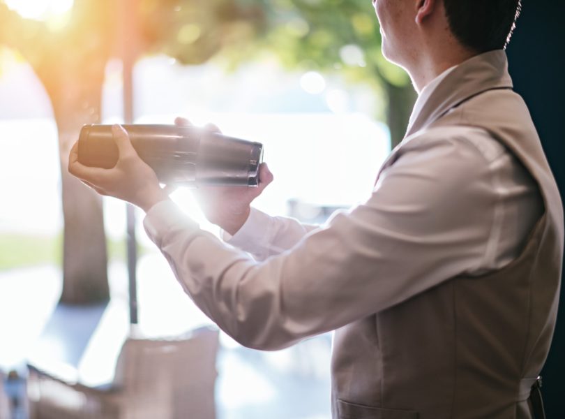 barman qui prépare un cocktail