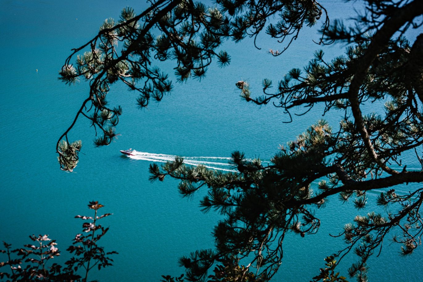 bateau sur lac annecy