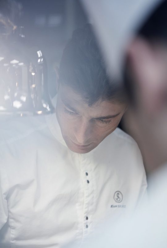 Chef étoilé Jean Sulpice en cuisine