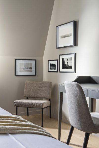 fauteuil et bureau, chambre d'hôtel