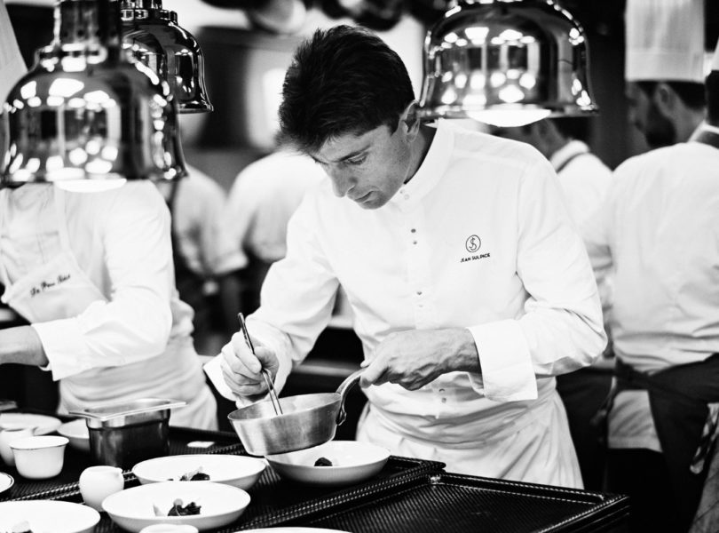 Chef 2 étoiles Jean Sulpice en cuisine