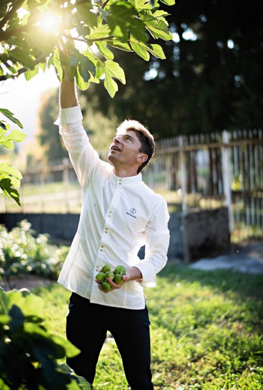 Jean Sulpice dans le jardin de l'Auberge