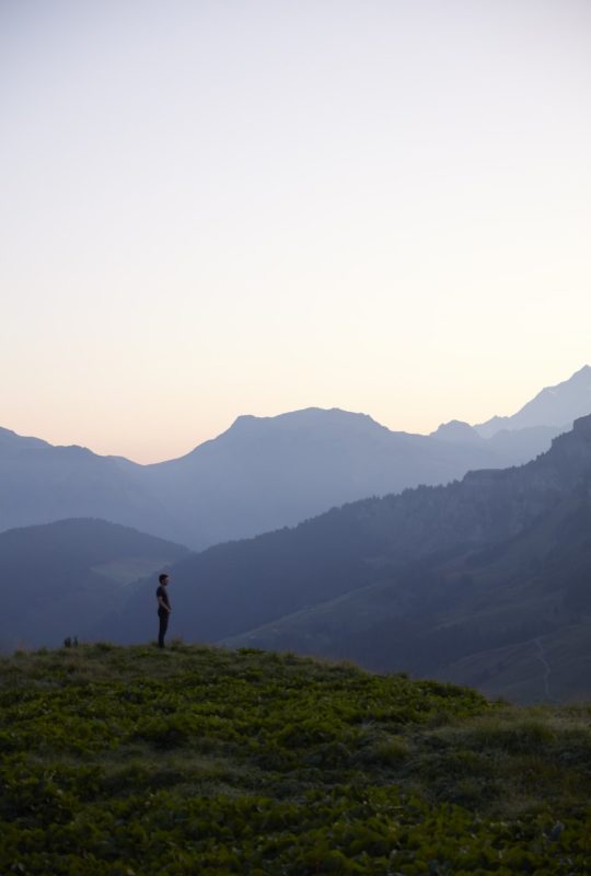 Jean Sulpice devant des montagnes de savoie