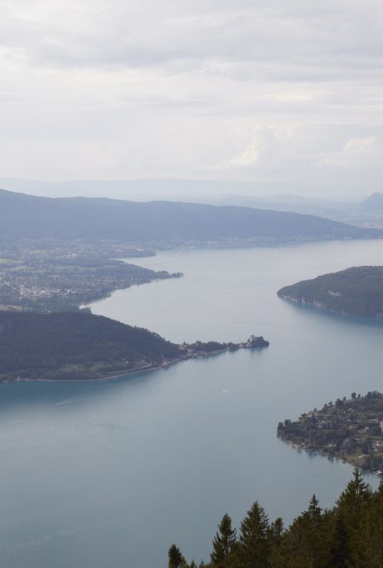 vue aérienne du lac d'Annecy