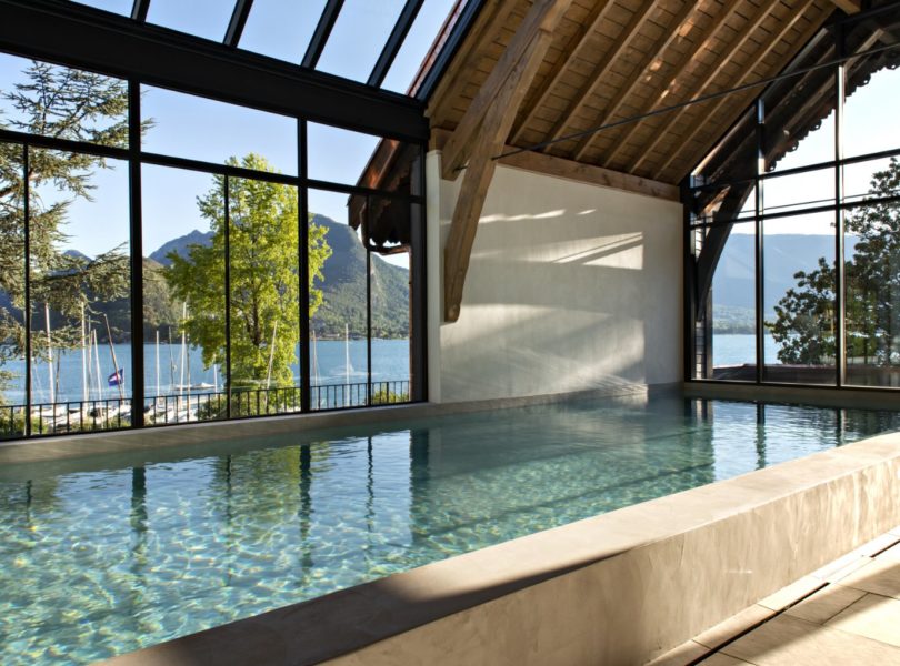 piscine du spa avec vue sur le lac d'Annecy