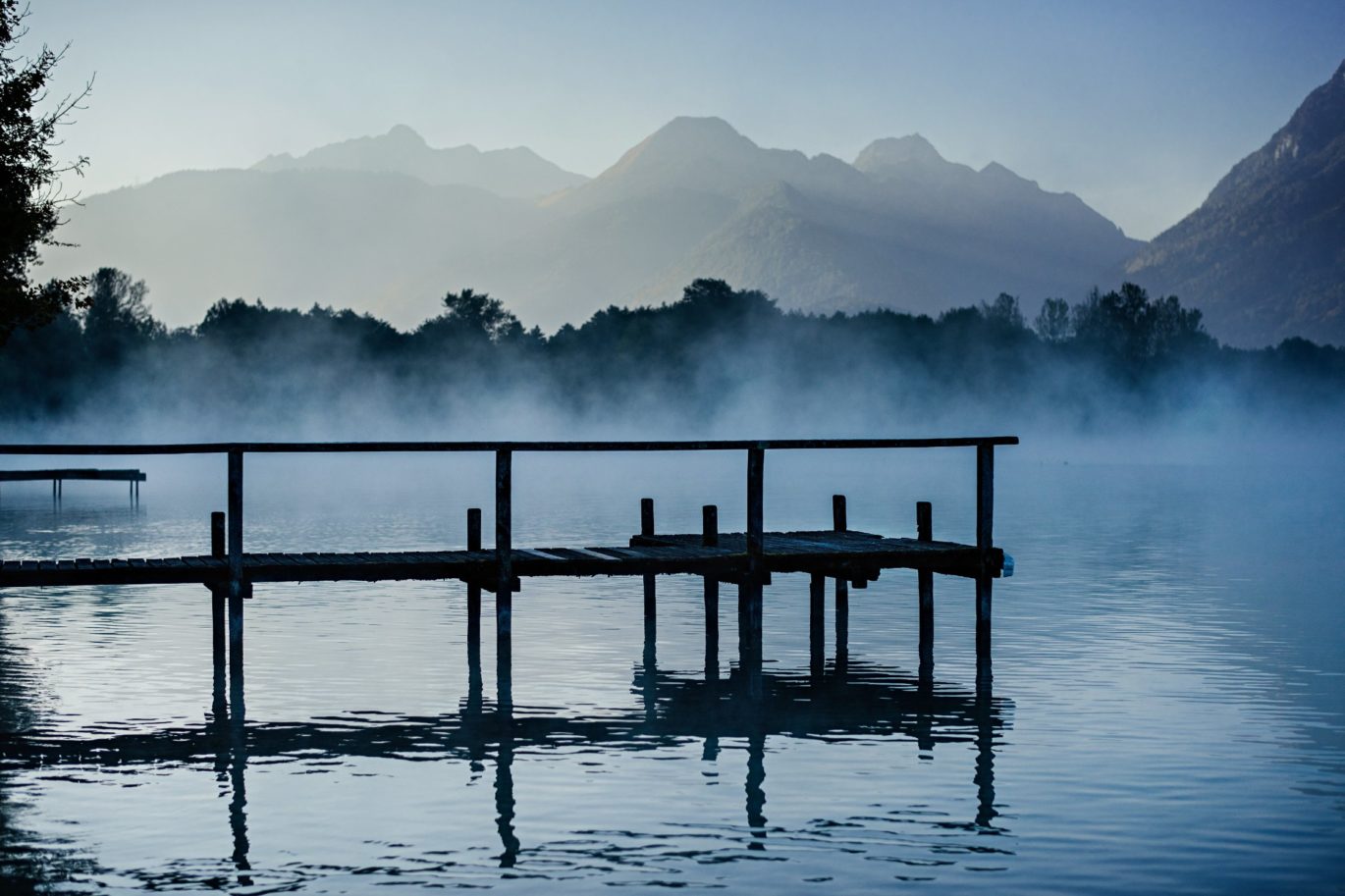 ponton dans la brume lac annecy