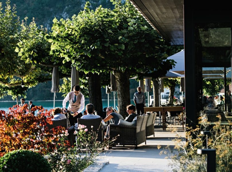 terrasse de l'hôtel 5 étoiles au bord du lac