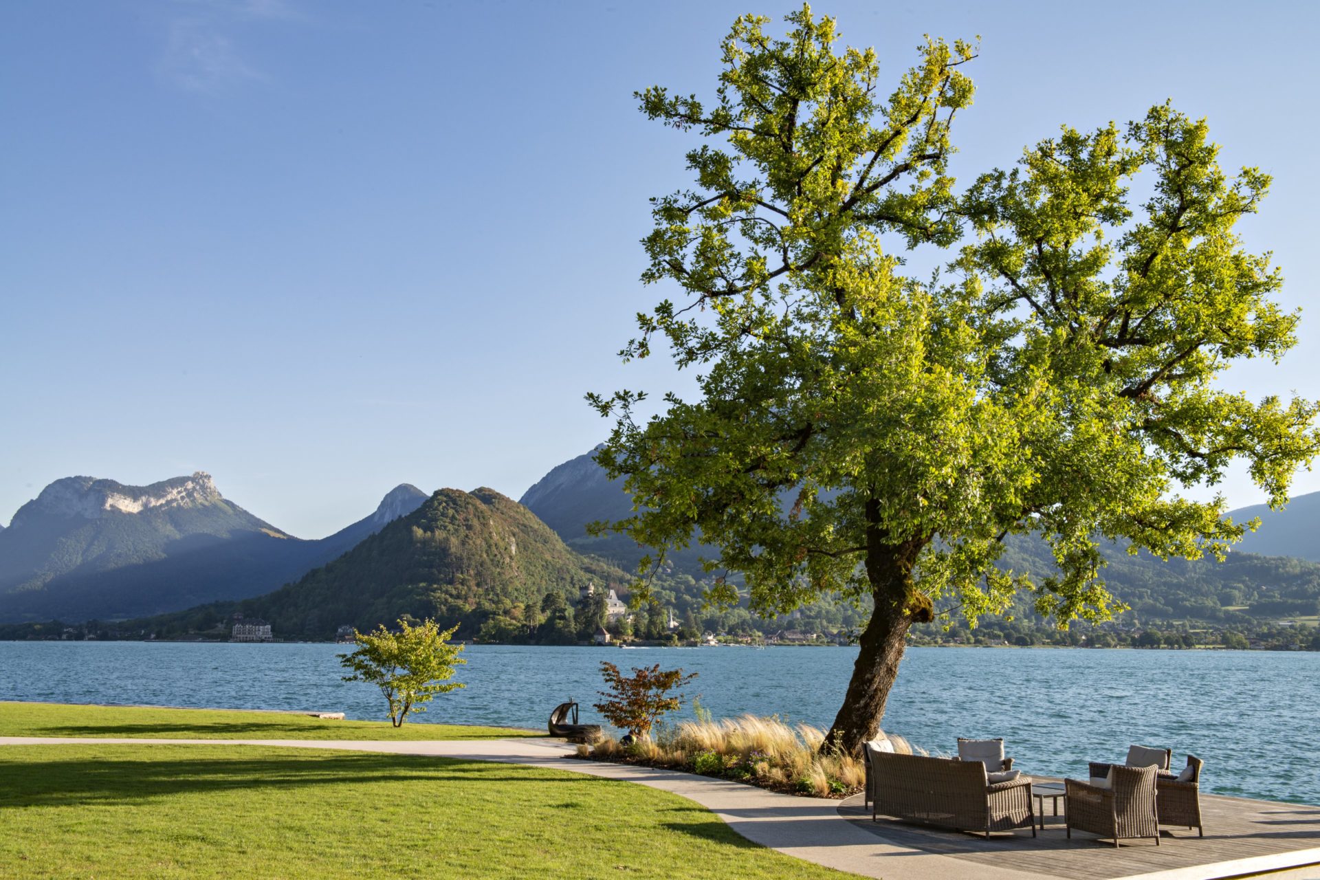 terrasse de l'hôtel de luxe au bord du lac