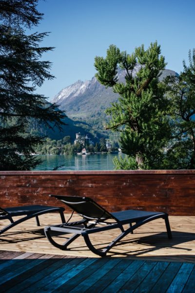 terrasse privative en bois avec vue lac d'Annecy