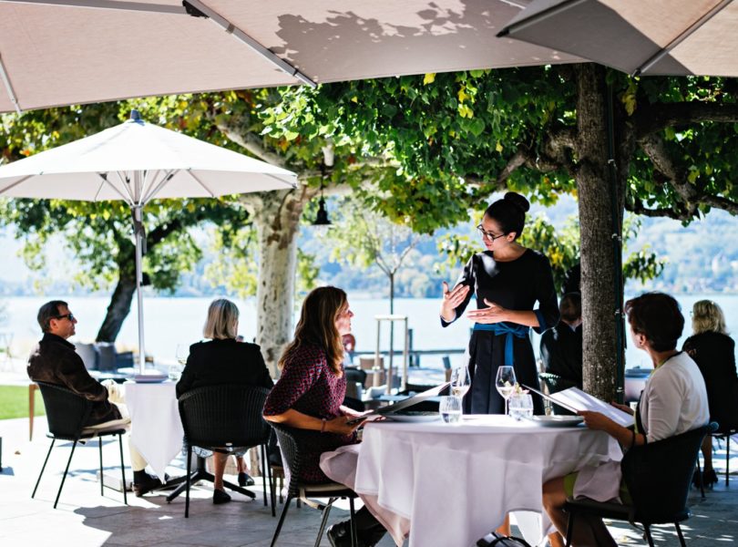 Terrasse du restaurant gastronomique au bord du lac d'Annecy