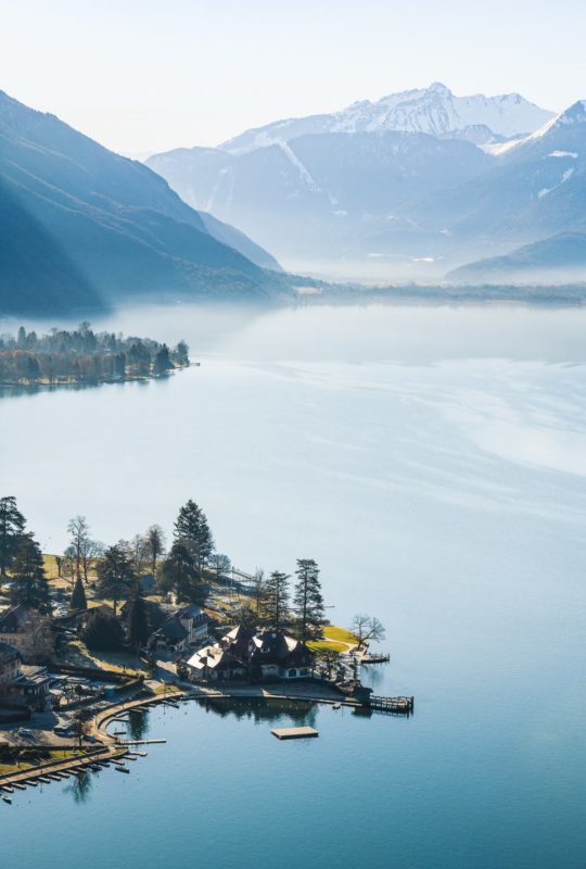 vue aérienne Auberge du Père Bise, lac et montagnes