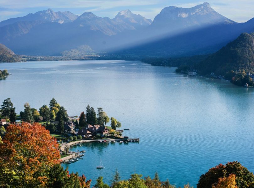 vue aérienne du lac d'Annecy