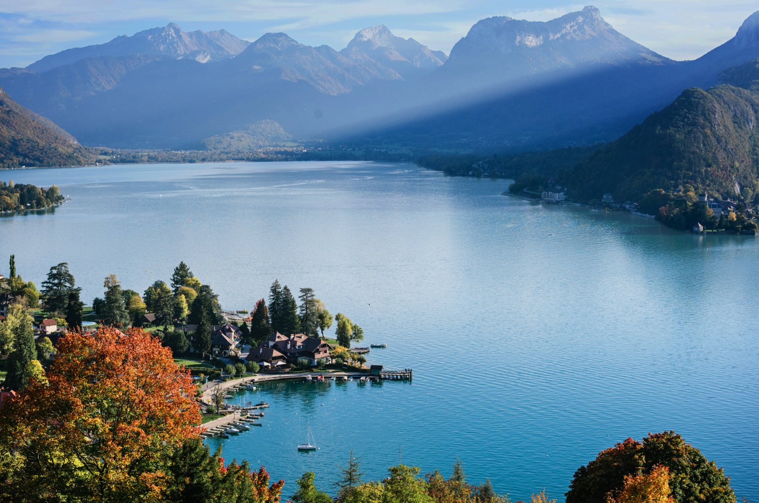 vue aérienne du lac d'Annecy