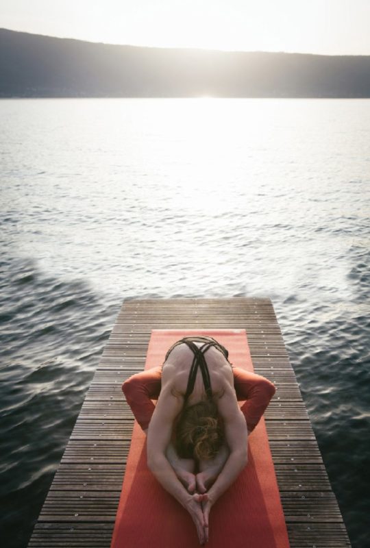 Séance de Yoga au bord du lac d'Annecy